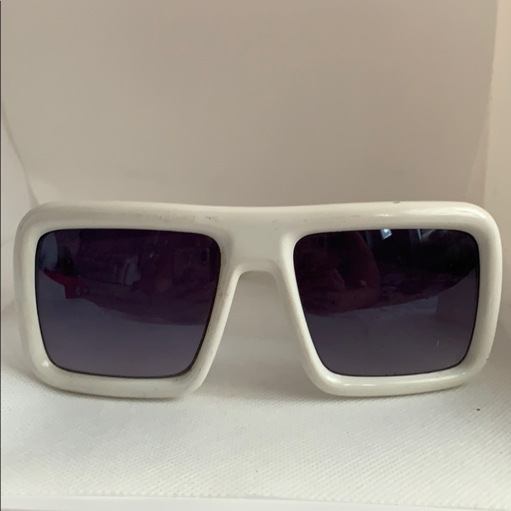 Women’s wide frame sunglasses